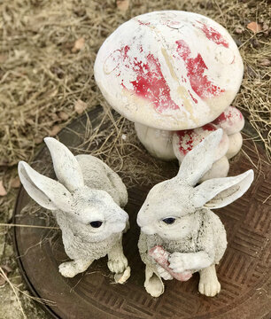 两只兔子和蘑菇的雕塑