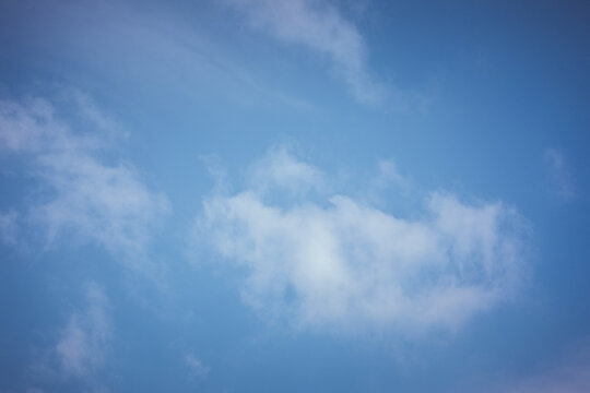 蔚蓝天空与白色云朵