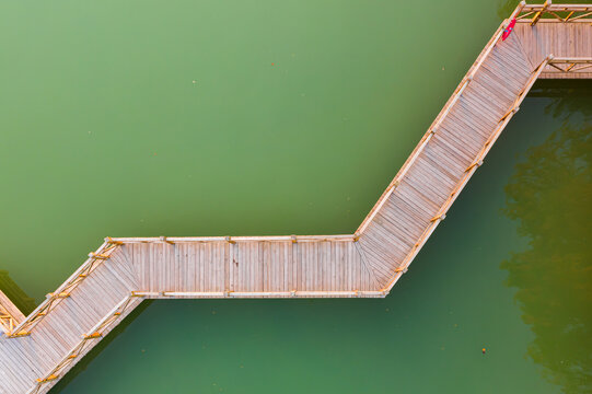 俯拍湖面木质廊桥