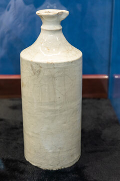 白釉瓷酒瓶