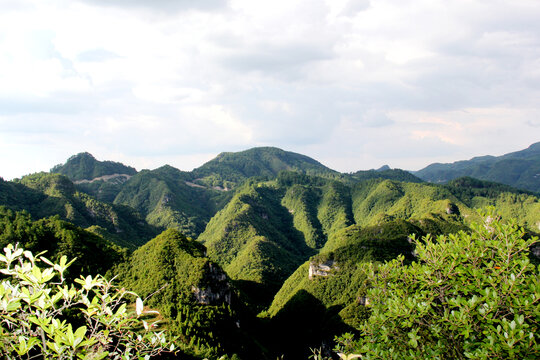 崇山峻岭