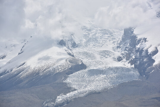 中国新疆冰川慕士塔格峰雪山