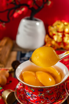 中国风背景前一碗黄桃罐头