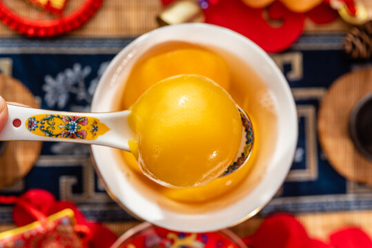 中国风背景前一碗黄桃罐头