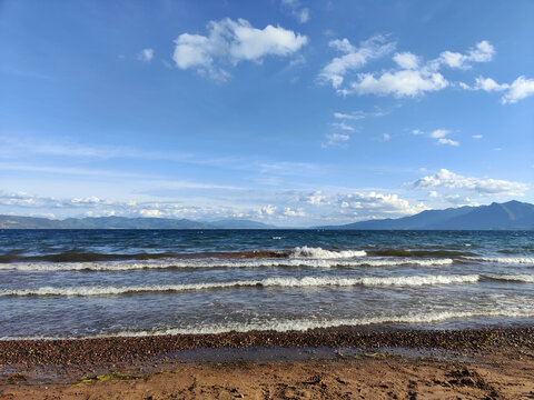 湖边海浪