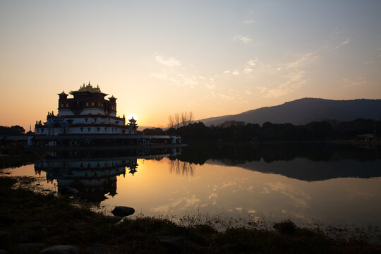 夕阳下的无锡五印坛城