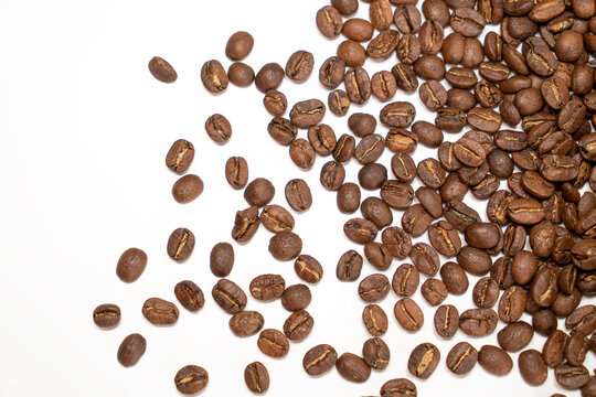 白色背景的小粒咖啡豆