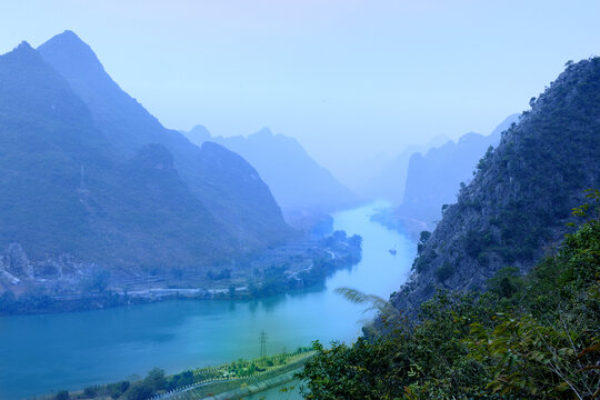 山峰河流山水风光