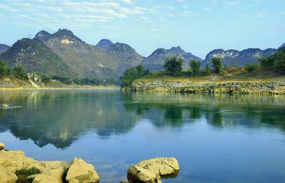 山峰河流