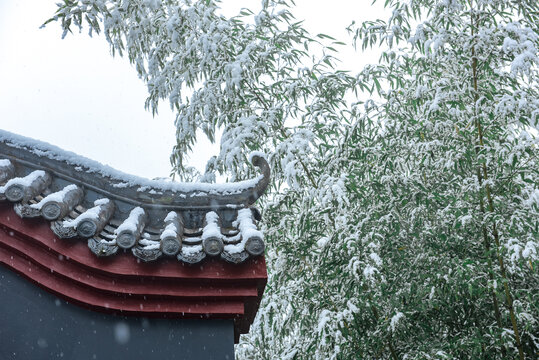 积雪的屋檐