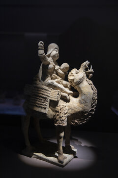 唐代彩绘陶骑骆驼哺乳妇人俑