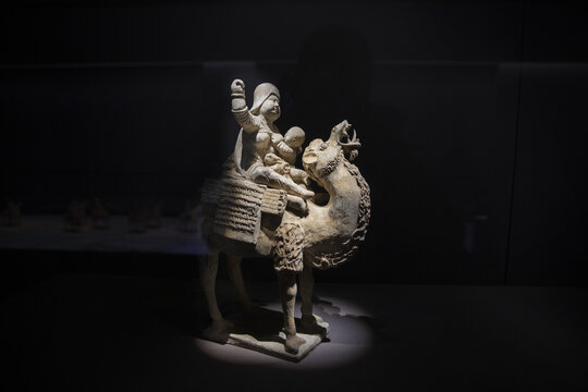 唐代彩绘陶骑骆驼哺乳妇人俑