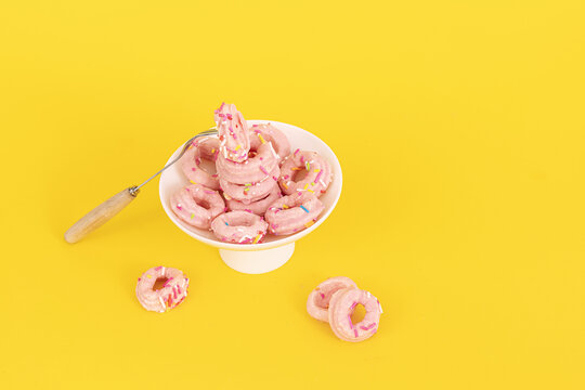 粉色甜甜圈黄色背景