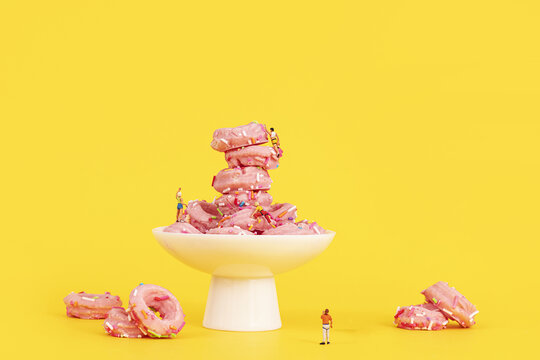 粉色甜甜圈微缩创意黄色背景