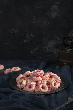 粉色甜甜圈零食甜品暗调背景