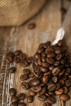 木桌上散落的咖啡豆