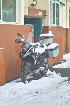 雪地上的摩托车