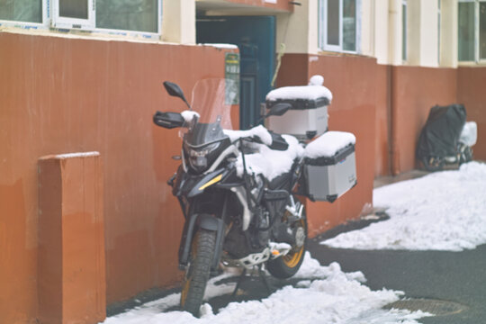 雪地上的摩托车