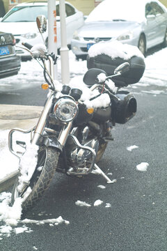 雪地上的摩托