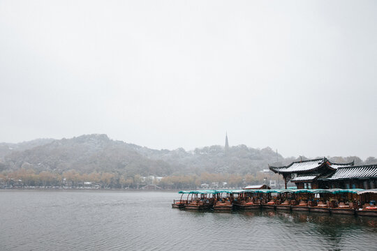 杭州西湖宝石山雪景