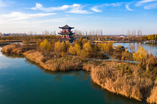 航拍深秋酒泉天马湖景区