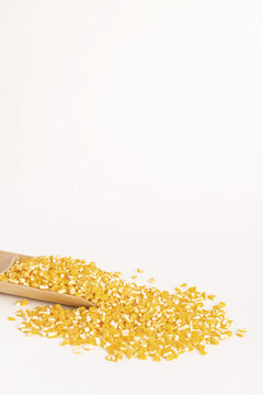 玉米碴粮食粗粮白色背景