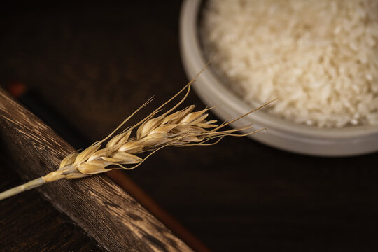 大米与稻穗暗调图片