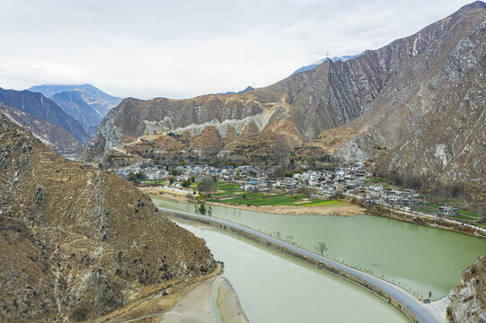 高原风光山村公路