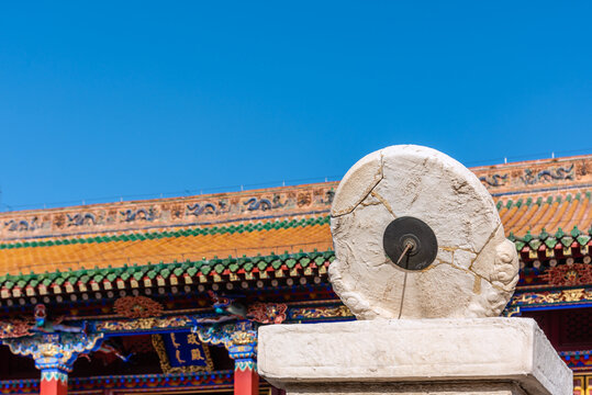 中国沈阳故宫的宫殿和日晷