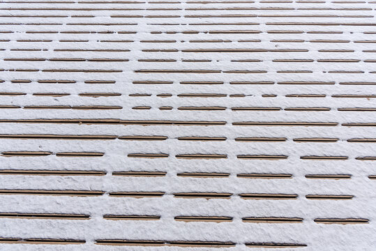 冬天户外积雪覆盖的木板栈道