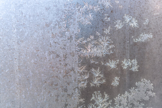 冬天玻璃窗上的冰花特写