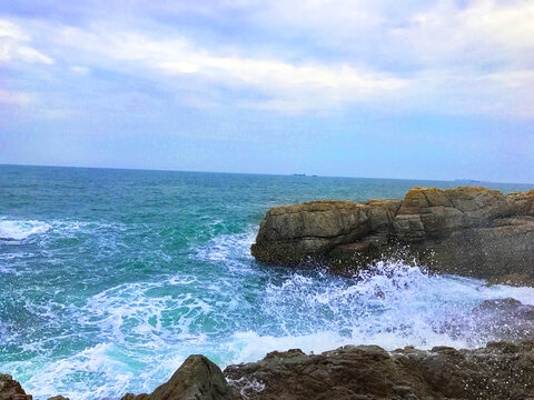 深圳东西冲穿越海浪拍打岩石