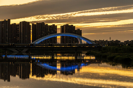 夕阳里的列车