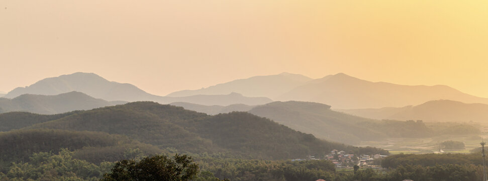 落日下的群山