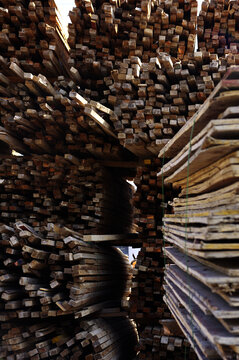 整齐堆放的木条和木板