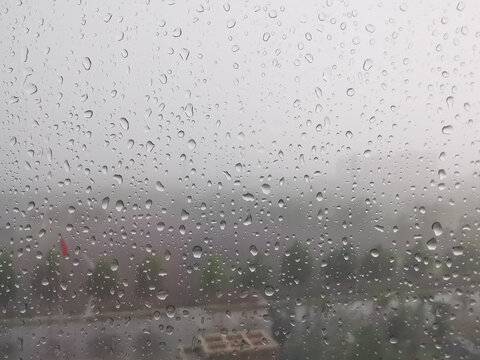 玻璃窗上的雨水珠