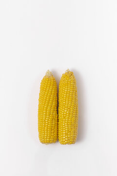 两根玉米白色背景图片