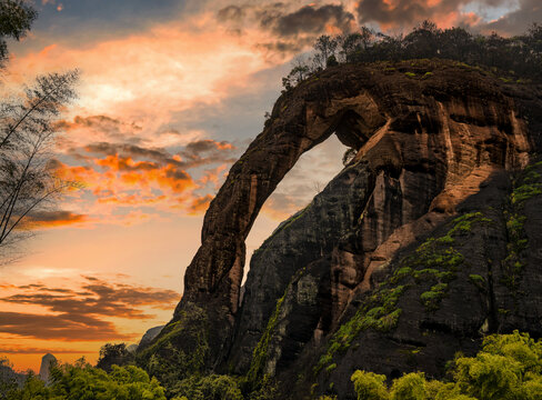 夕阳映照象鼻山