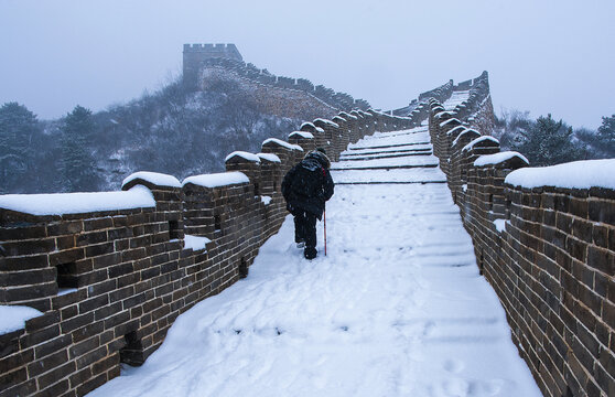 风雪中攀登长城的老人