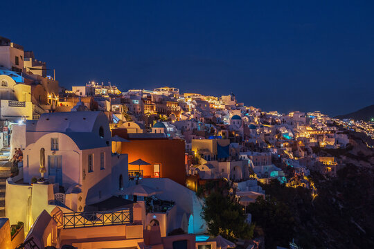 希腊圣托里尼伊亚小镇夜色