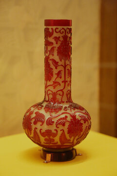 红玻璃缠枝莲纹长颈瓶