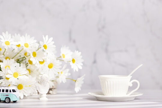 一杯咖啡与小菊花干净明亮图片