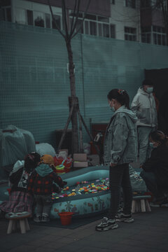 逛夜市的人