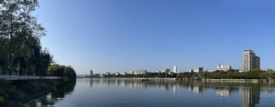 洁净蓝色天空全景