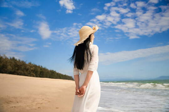 海浪沙滩美女