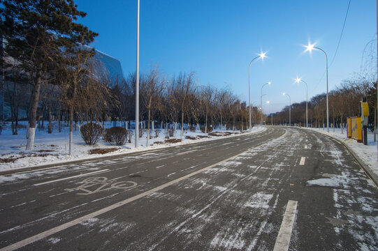 冬天日出下的沈阳城市道路