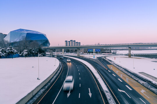 冬天中国沈阳浑河的雪地道路