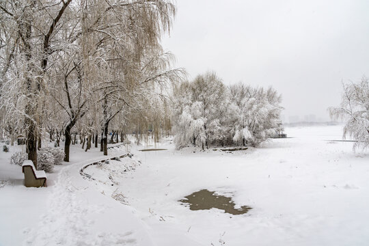 冬天中国沈阳浑河的雪地道路