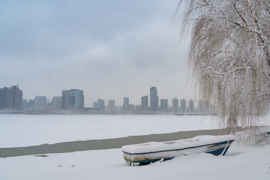 冬天中国沈阳浑河的雪地雾凇