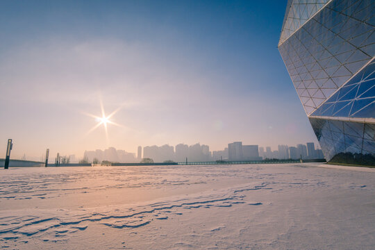 冬天日出下的中国沈阳城市建筑
